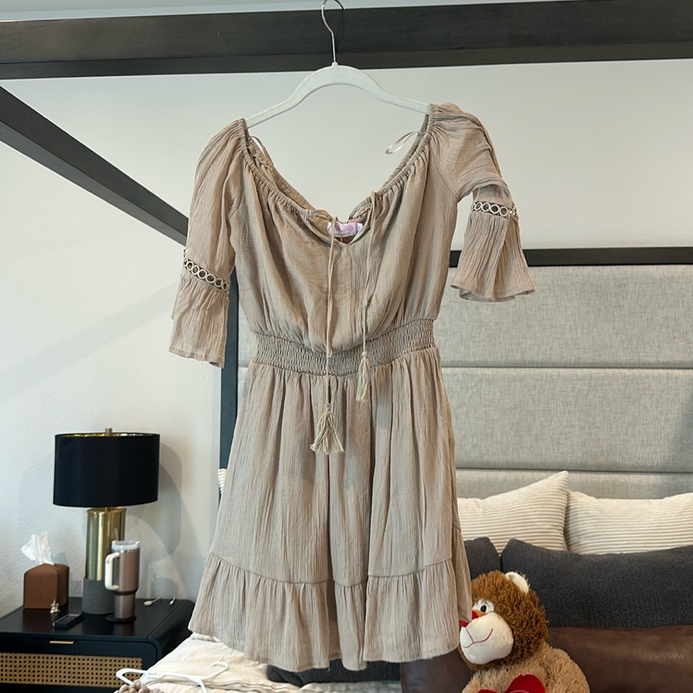 Tan mini dress great for a day date or brunch with the girls! 
Super flattering